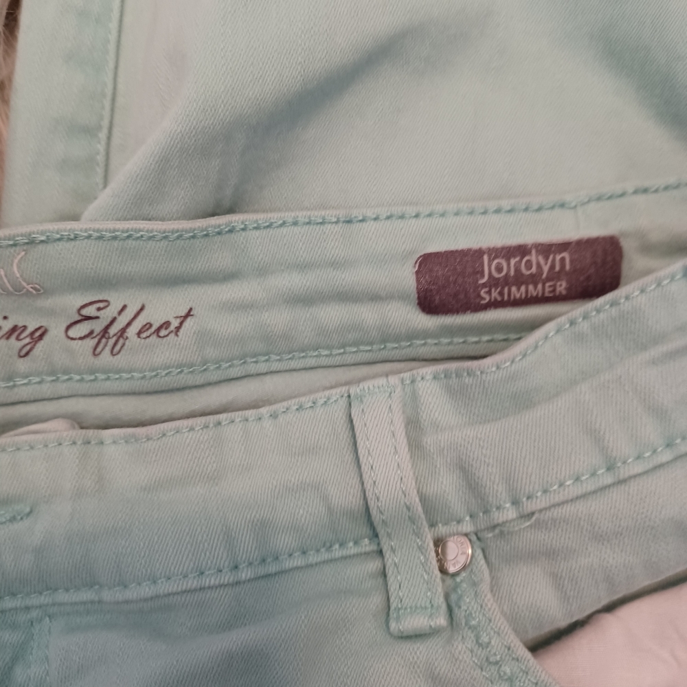 Gloria Vanderbilt Turquoise Rhinestone Denim Bermuda Shorts Size 16 - Picture 6 of 6